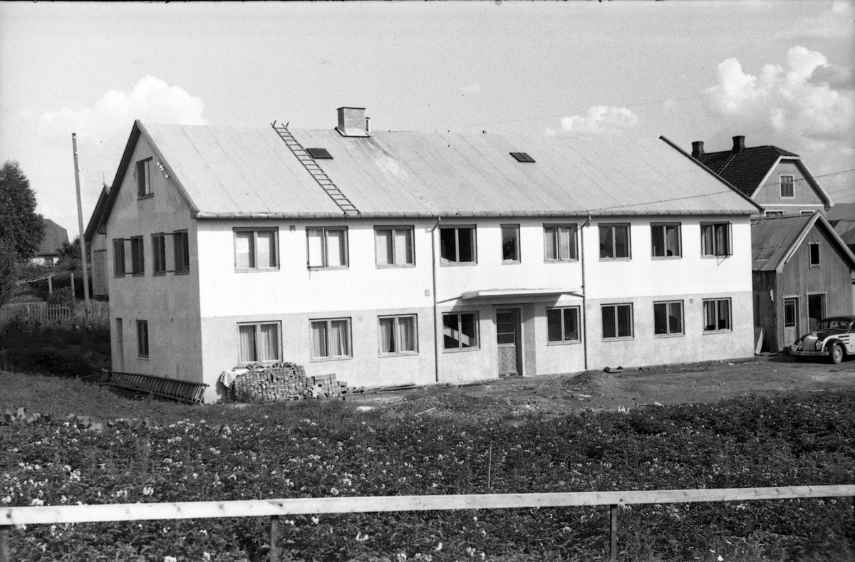 Lindkon konfeksjonsfabrikk på Lena på ettersommeren 1950. Bygningen ble oppført 1949-1950, revet 2015.
