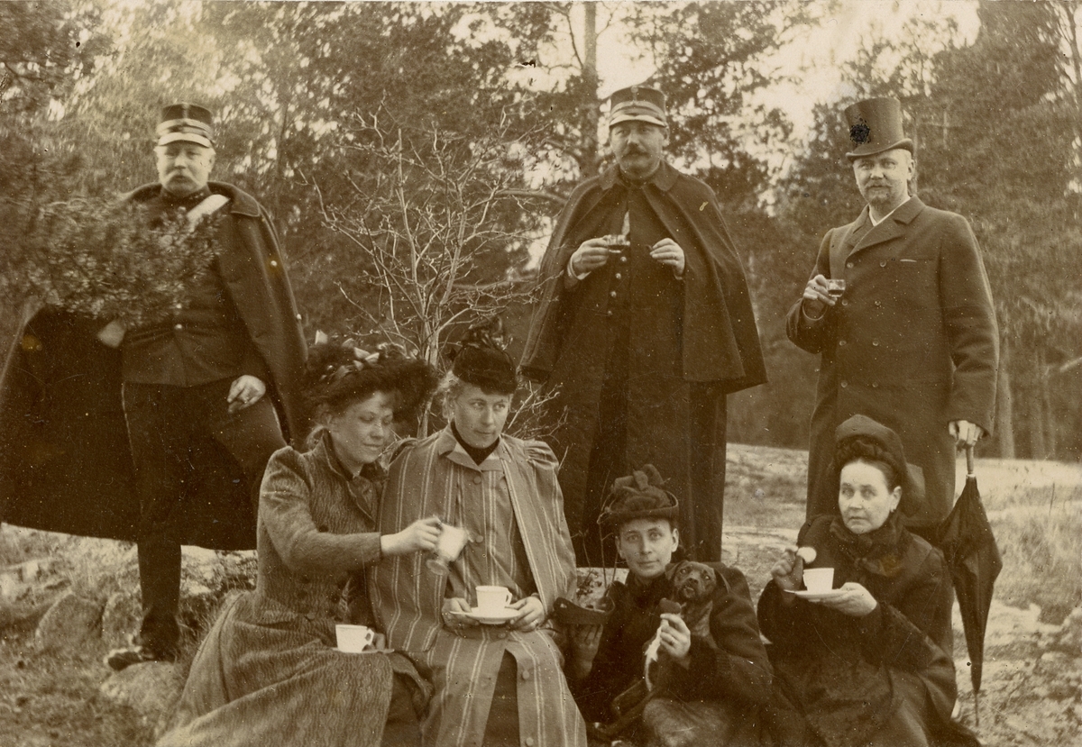 Officerare och kvinnor dricker kaffe, Oskar-Fredriksborg våren 1892.