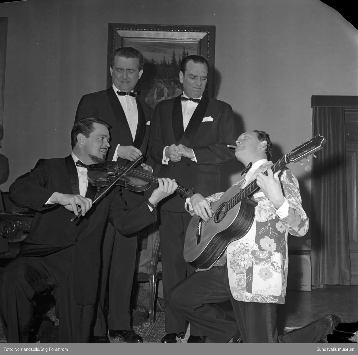 Celebra artister i Stadshussalongen 1960. Trion Swe-Danes med Alice Babs, Svend Asmussen och Ulric Neumann, vid det här tillfället utökad med Stig Järrel och Gösta Bernhard till "Vi 5".