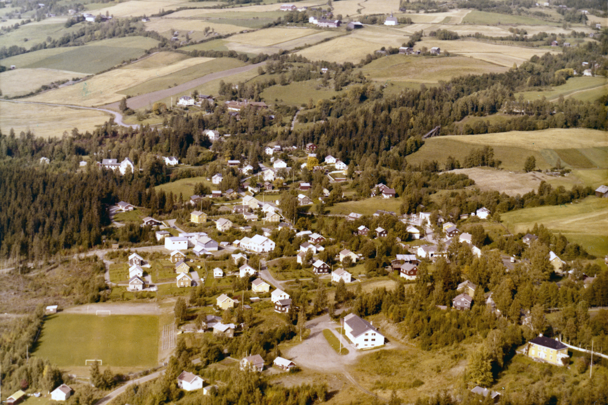 Gausdal, Follebu sentrum, kulturlandskap, bygninger, bak i bilde Follebu kirke med Aulestad litt ned mot venstre.