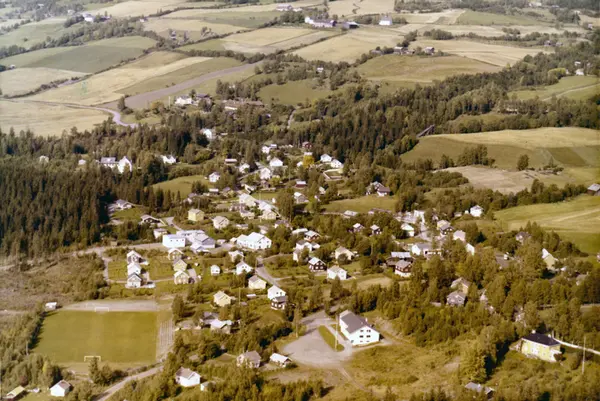 Gausdal, Follebu sentrum, kulturlandskap, bygninger, bak i b