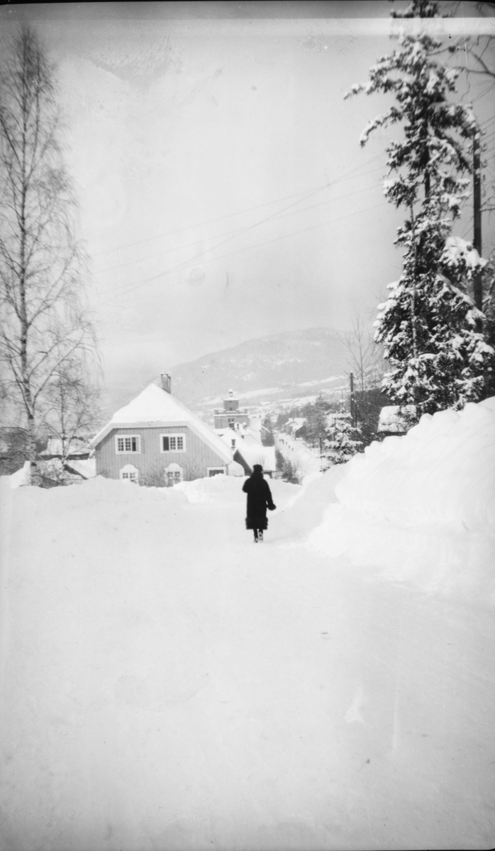 Vinter. Gatebilde fra Lillehammer. Messenlivegen/Anders Sandvigs gate.