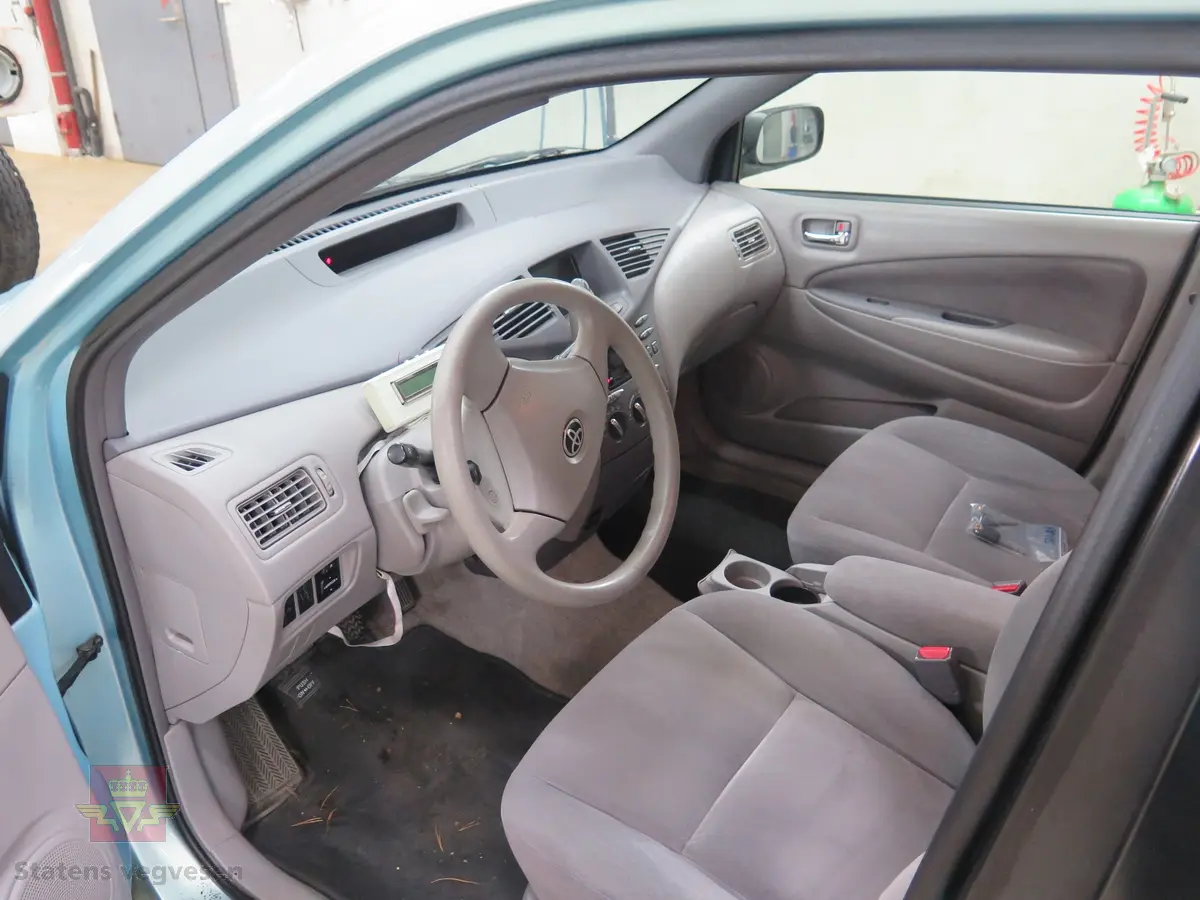 Hybrid, elektrisk/bensin drevet personbil med framhjulstrekk. 2-akslet. Den er en 4-seters sedan med 1,5-liters bensin- (58 hk) og 288 V elmotor (40 hk). Den hadde trinnløst gir (automat). Lys blå utvendig og grå innvendig. Sommerhjul(originale Toyota lettmetall felger) og vinterhjul (uoriginale felger på vinterhjul). Kilometerstand ca. 170.000 km.
Lite rust på karosseri (hull under venstre forskjerm), noe overflaterust på hjuloppheng. Interiør i god stand og lite slitt.  Har originalt hybridbatteri. En liten bulk under støtfanger bak.
OBDII leser montert bak rattet,