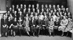 Klassebilde av elever og lærere ved Skjeberg Folkehøyskole c