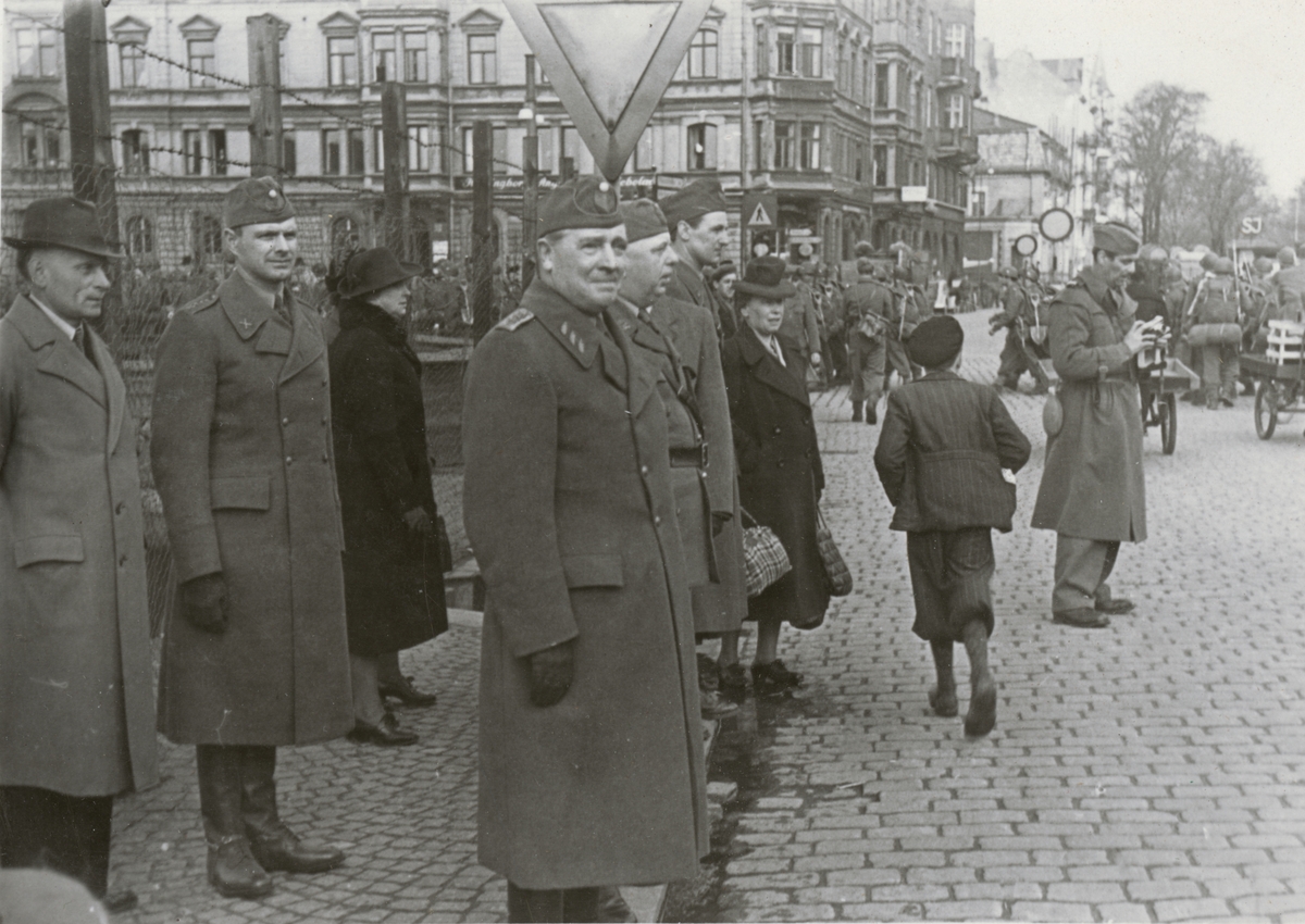 Soldater och civila samlade vid vägkanten i Helsingborg.