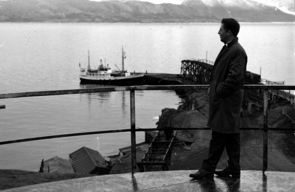 "Nordsyssel" ved kai i Ny Ålesund 1965. Eldar Rochmann foran.