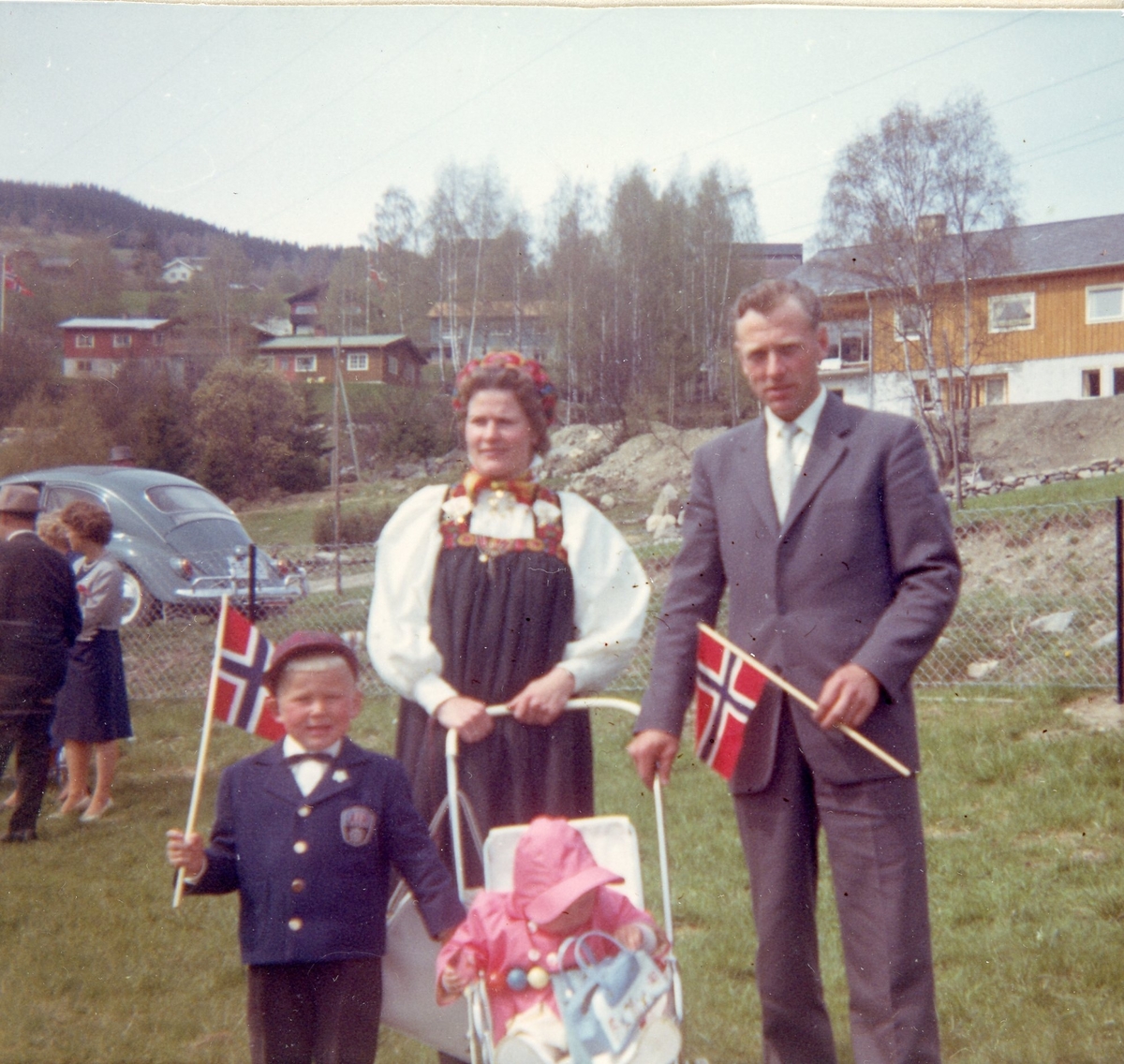 7 mai på Gol ca. 1964.
frå v. Ola Halvard Jorde,Birgit Trillhus Jorde og Ottar Jorde.