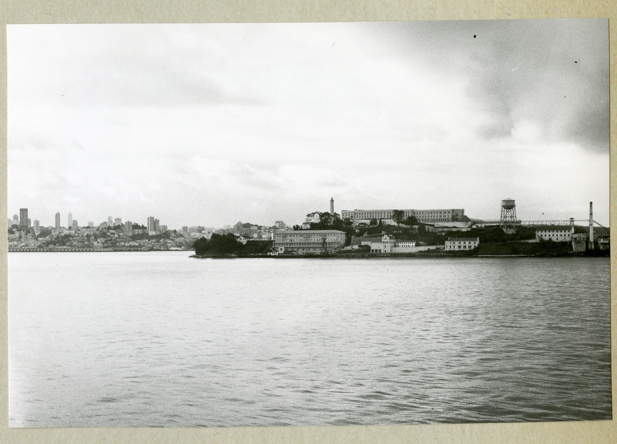 Bilden föreställer ön och fängelset Alcatraz innanför Golden Gate vid San Francisco som skymtas i bakgrunden. Bilden är tagen från minfartyget Älvsnabben under långresan 1966-1967.