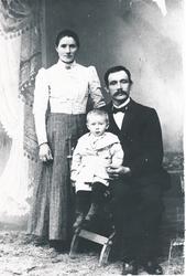 Joakime og Konrad Isaksen, med sønnen Bjarne. Bildet tatt i 