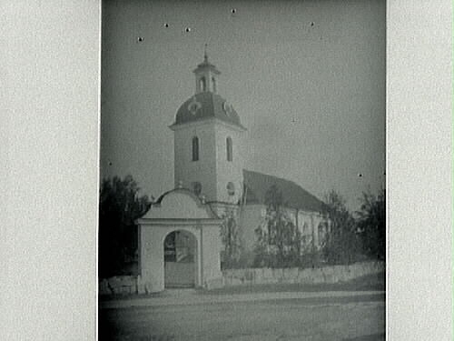 Högsjö kyrka i Härnösand med stigporten i förgrunden.