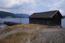 Ærskjella, pakkhus og brygga i Bjoneroa, ca 1970