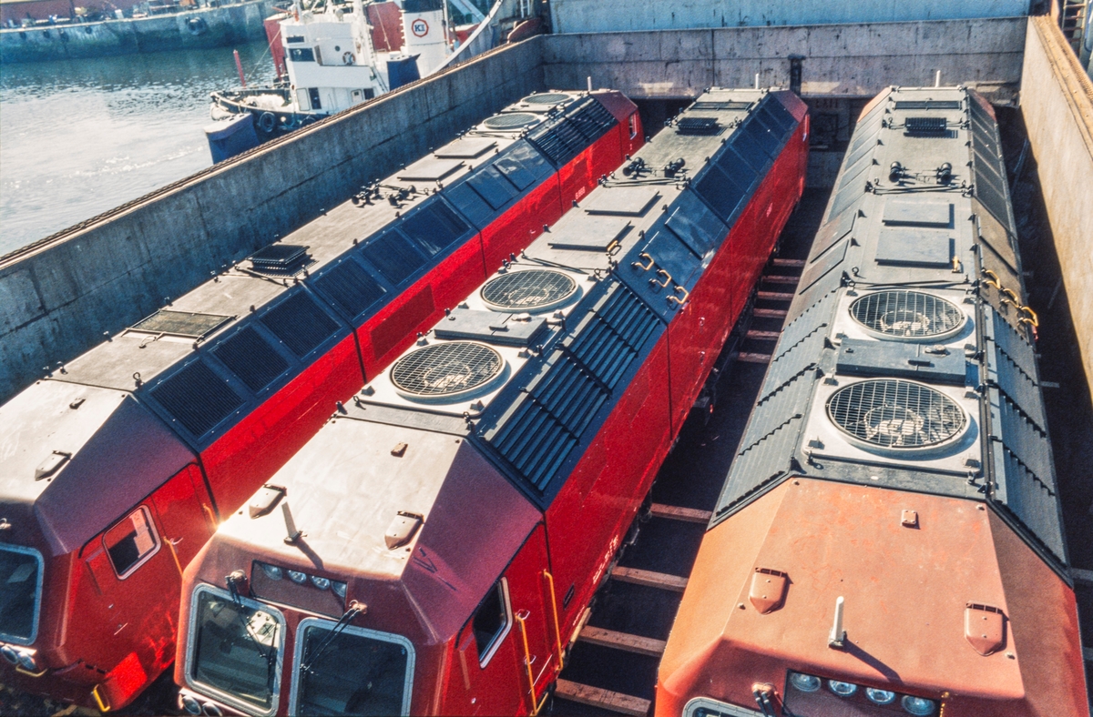 Fotoserie fra utskipningen av 11 diesellokomotiver type Di 6 i mai 1999.