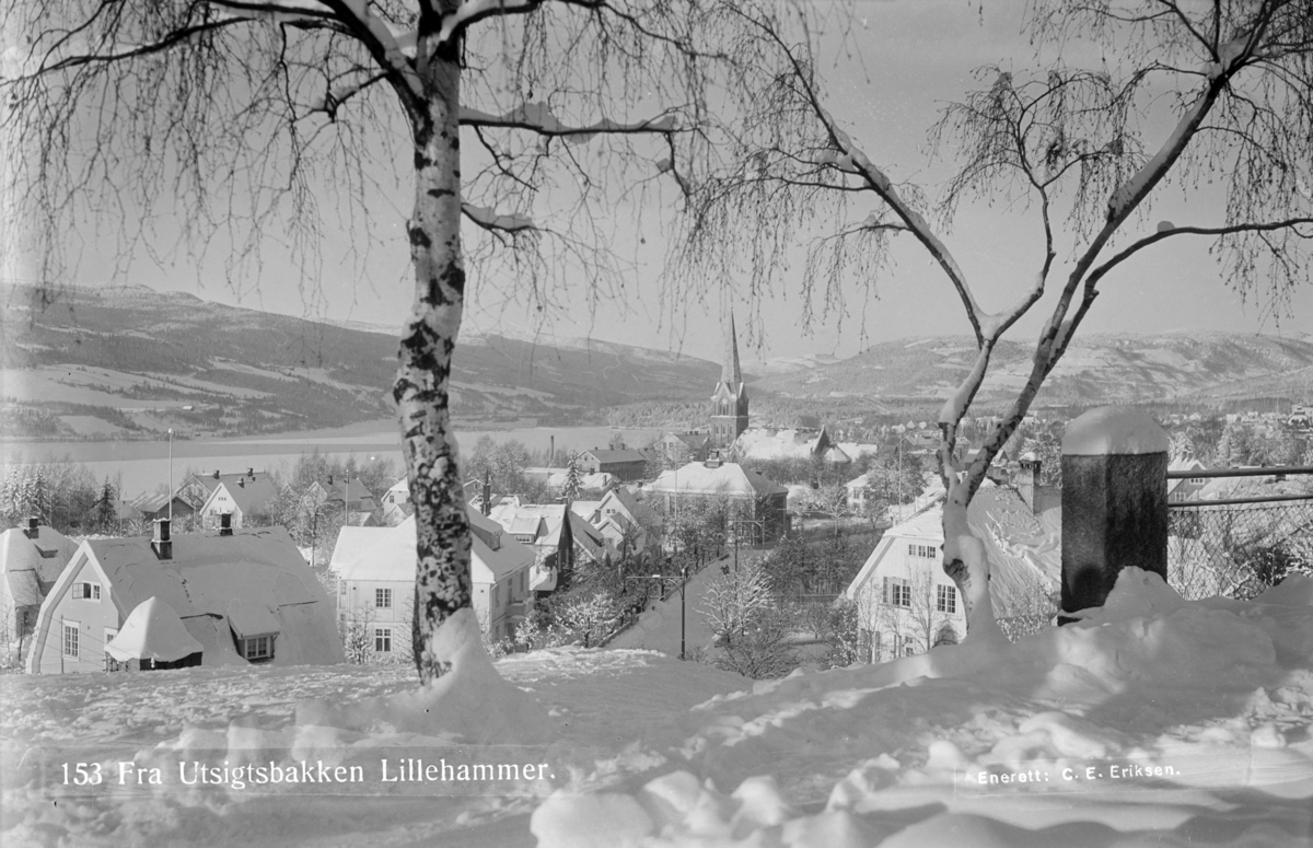Fra Utsiktsbakken mot Kirkegata og Lillehammer kirke.