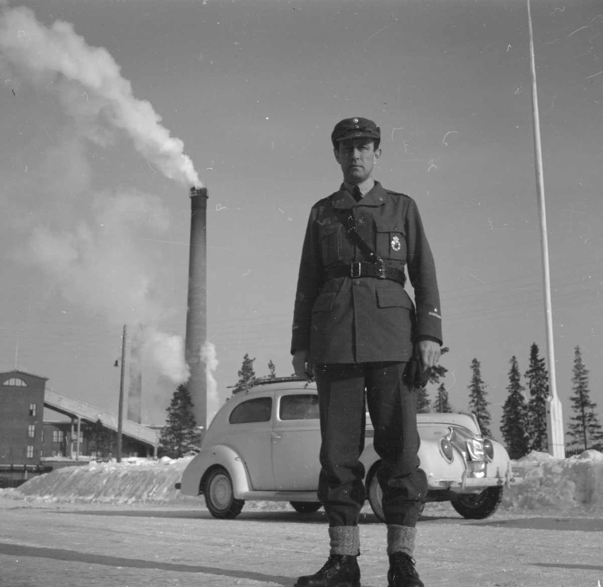 Porträttfoto. Hugo Beckhammar, chef för F 19, står framför en bil, vid en fabrik.