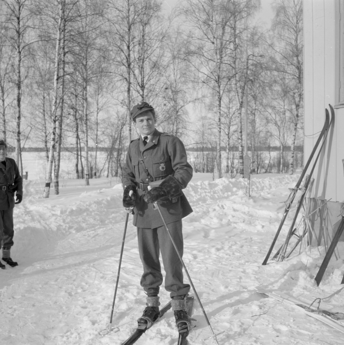 Porträttfoto av Gideon Karlsson, vid Svenska frivilligkåren i Finland, F 19. Stående på skidor.