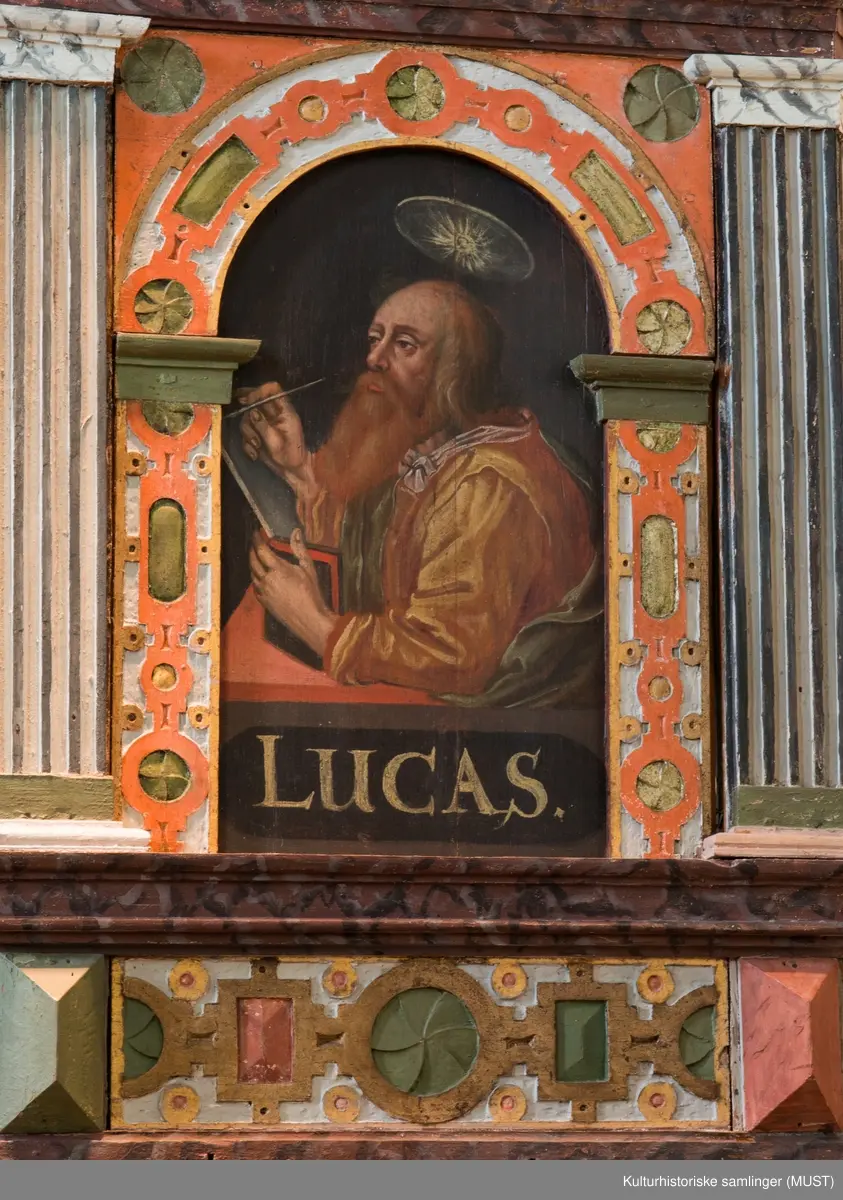 Bemalte felt med billedlige fremstillinger av disiplene (fra venstre) Matheus, Marcus, Lucas og Johannes.