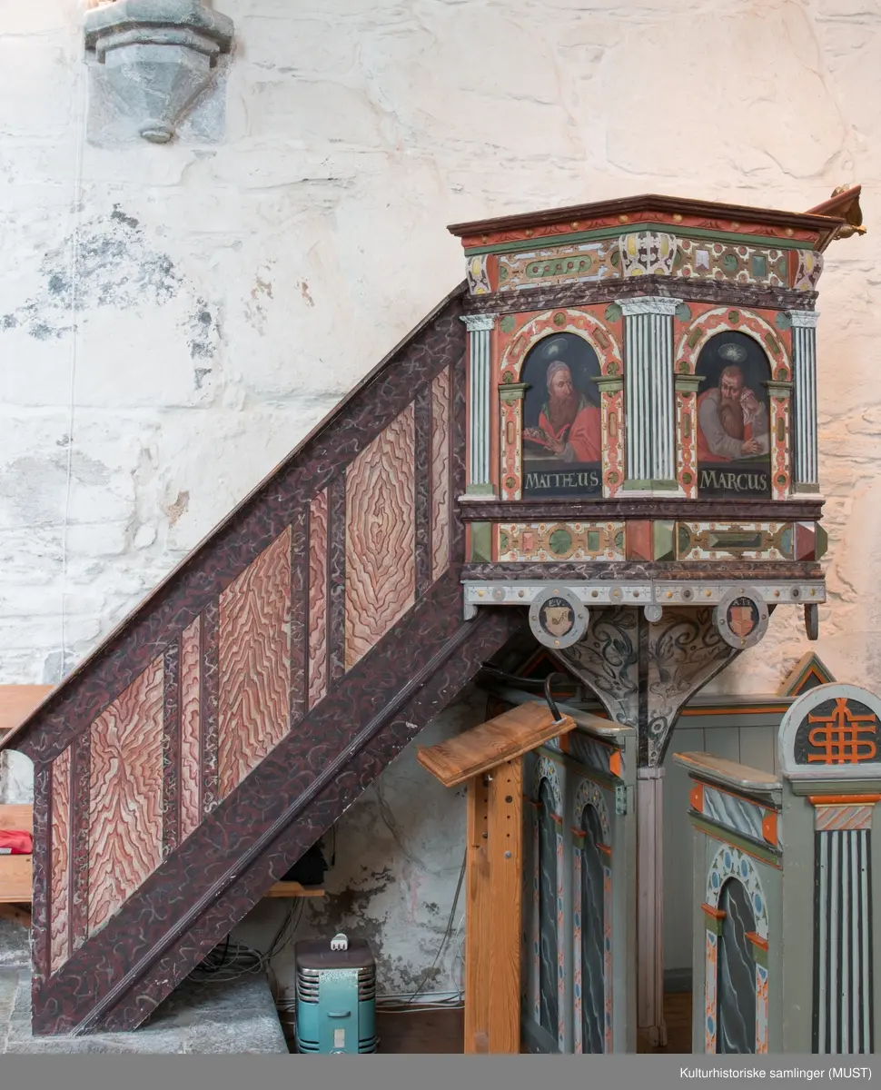 Bemalte felt med billedlige fremstillinger av disiplene (fra venstre) Matheus, Marcus, Lucas og Johannes.