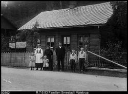 Smestadfamilien ved sitt hjem i Vålbrua Ringebu