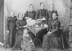 Foran: 1. Kari Eliasdatter Gjelten (1886 - 1920), 2. Oline G