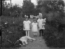 (Eske merket "Barna Namsos").Utenfor Villaen «Alfheim».