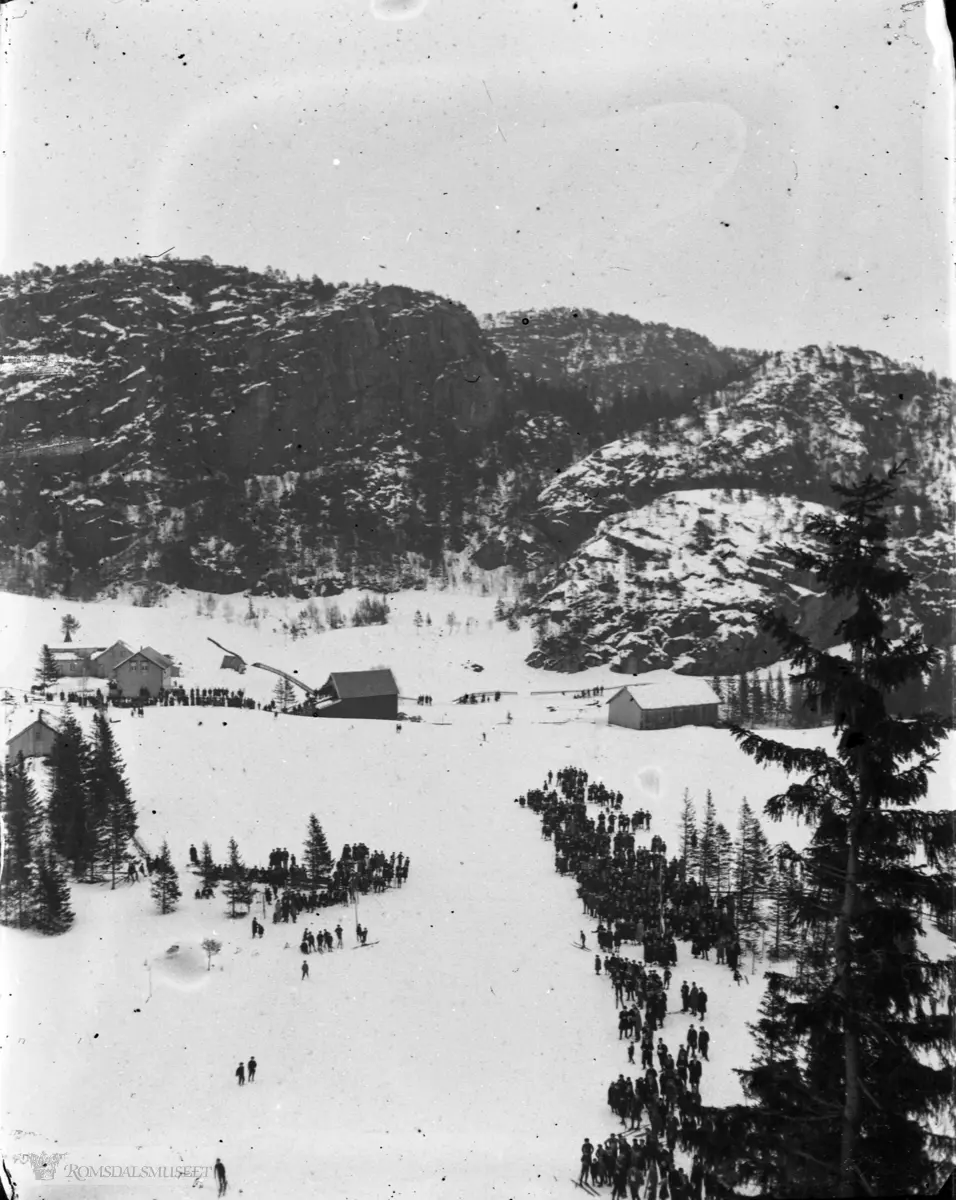.Hoppakken som lå i Granhatten, Namsos. Bakkerekorden var visst på 37,5 meter og ble satt av Jonas Engan i 1916. Dette var hovedbakken i Namsos fram til 1925.
