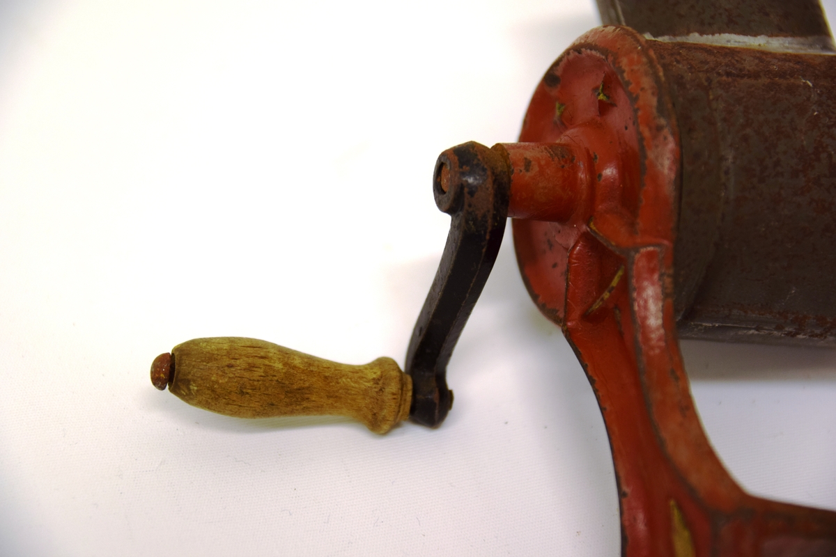 Håndkvern for bordmontering
Rund kvernetrommel, og rundt matningshull øverst. Trehåndtak på sveiva. Pressekloss mangler.