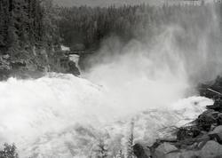 Åbjøra elv med foss.