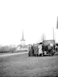 Ringsaker kirke. bil og mennesker.