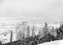 Hovedlandsrennet 1927.  Gamle Lysgårdsbakken og tilskuere.