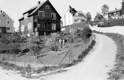 Lærer Jøssong`s hus og familie, ca 1930. Bebyggelse.