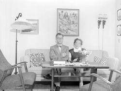 Ektepar fotografert i hjemmet.