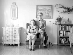 Ektepar fotografert i hjemmet.