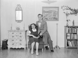 Ektepar fotografert i hjemmet.