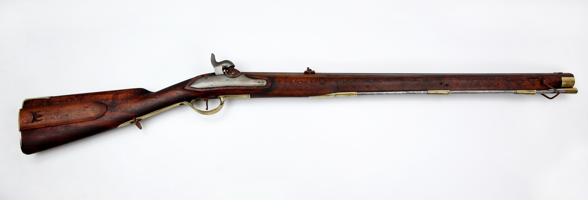 Rifle M/1807/41.
Flintlåsrifle.
Militær ombygd til perkusjonsgevær i 1841 og bajonet feste er fjernet.