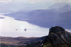 Flyfoto fra Ibestad. På fjorden er en oljeplattform under sl