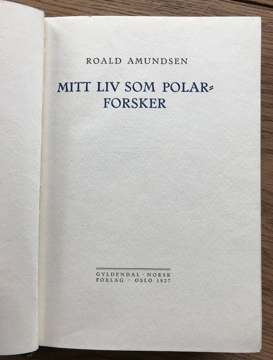 Bok av Roald Amundsen: Mitt liv som polarforsker. Oslo 1927. Blått bind.