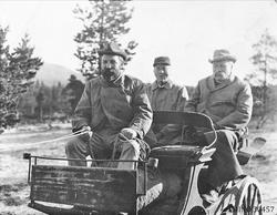 Tre menn med hesteskyss. Olav Aasheim foran