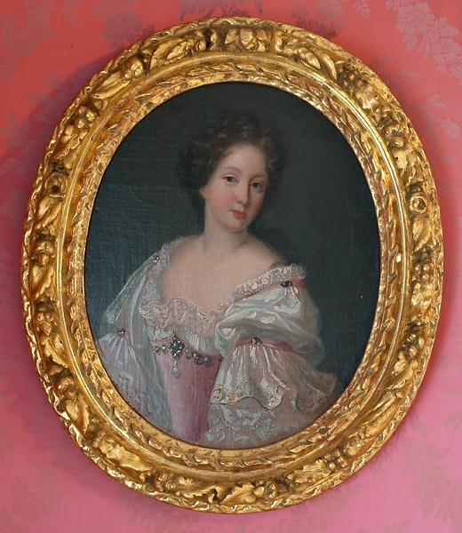 Enligt liggaren: Motiv: Bröstbild av kvinna i lila klänning med vit spets (1720).