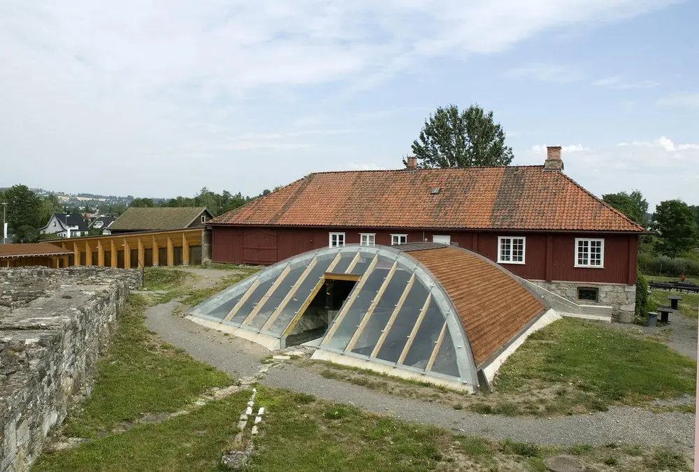 Fehns tønneformede vernebygg ligger mellom borggården og Drengestua på museet på Domkirkeodden.