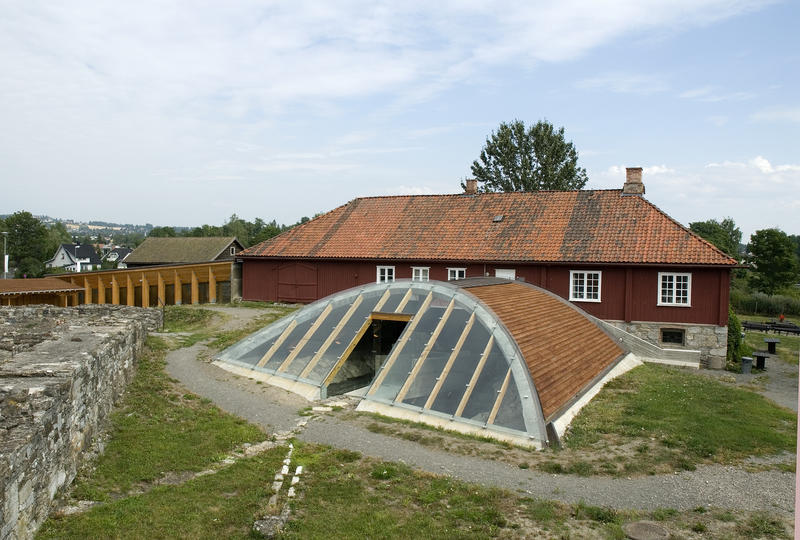 Fehns tønneformede vernebygg ligger mellom borggården og Drengestua på museet på Domkirkeodden. (Foto/Photo)