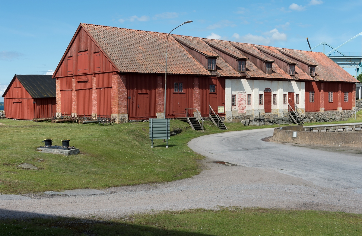 Fotodokumentation av byggnader på Lindholmen i Karlskrona. Till höger: Granknäskjulet eller senare benämning knäskjulet. I denna byggnad handskades det med "knä" det var naturvuxna krokiga detaljer som användes vid skeppsbyggandet. Till vänster: Virkesskjul.