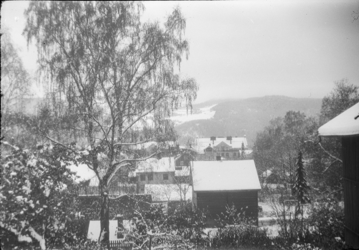 Utsikt mot Lillehammer folkesskole og Skoletorget. "Pusshuset" midt i bildet.