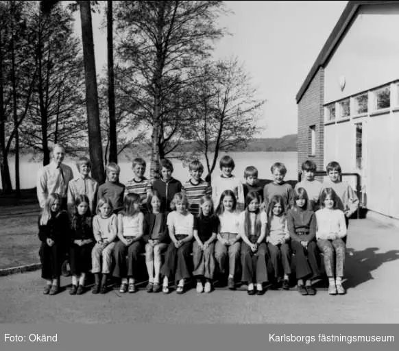 Klassfoto från Strandskolan, Karlsborg, 1971. Lärare: Bengt Sarwe. Neg finns.