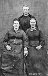 Portrett av mann og kvinner - Mari Drivstuen med følge