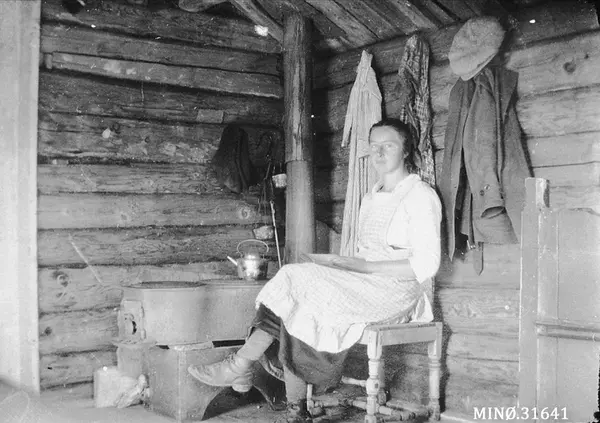 Kvinne passer kaffekjelen