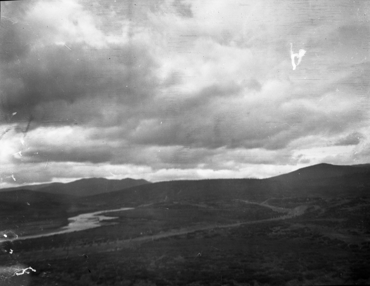 Rikard Berges fotoarkiv. Portretter, gruppebilder, landskap, fjellturer. Bilde nr. 4

Fotografier tatt av Rikard Berge. 642 nummer. Samlingen består av negativer bladfilm. Motivene er ført inn i egen protokoll av Berge. Protokollen har tittel "Bilæt-emne"