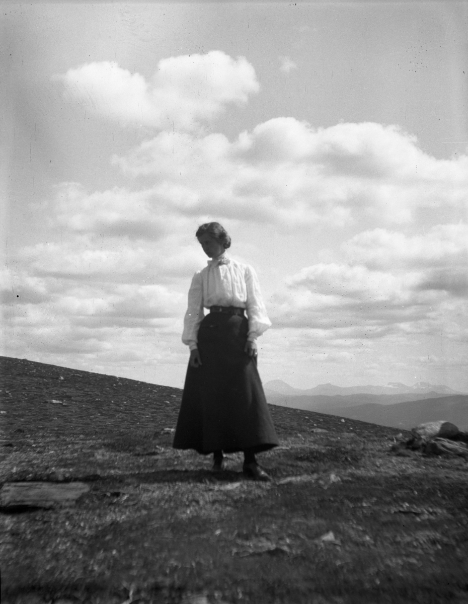 Rikard Berges fotoarkiv. Portretter, gruppebilder, landskap, fjellturer. Bilde nr. 4

Fotografier tatt av Rikard Berge. 642 nummer. Samlingen består av negativer bladfilm. Motivene er ført inn i egen protokoll av Berge. Protokollen har tittel "Bilæt-emne"