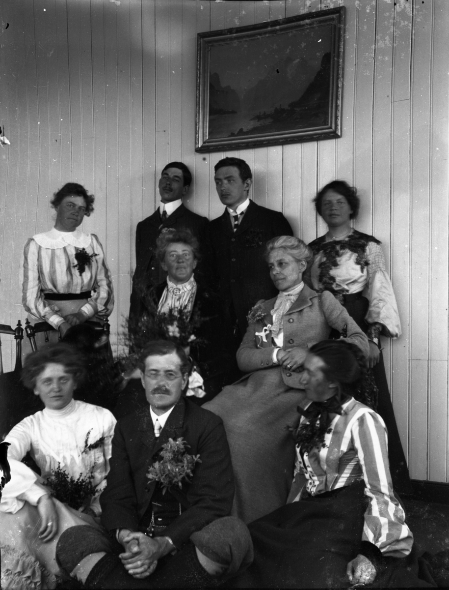 Rikard Berges fotoarkiv. Portretter, gruppebilder, landskap, fjellturer. Bilde nr. 4

Fotografier tatt av Rikard Berge. 642 nummer. Samlingen består av negativer bladfilm. Motivene er ført inn i egen protokoll av Berge. Protokollen har tittel "Bilæt-emne"