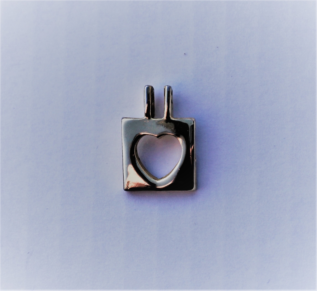Kvadratisk smykkeanheng, med hjerte.