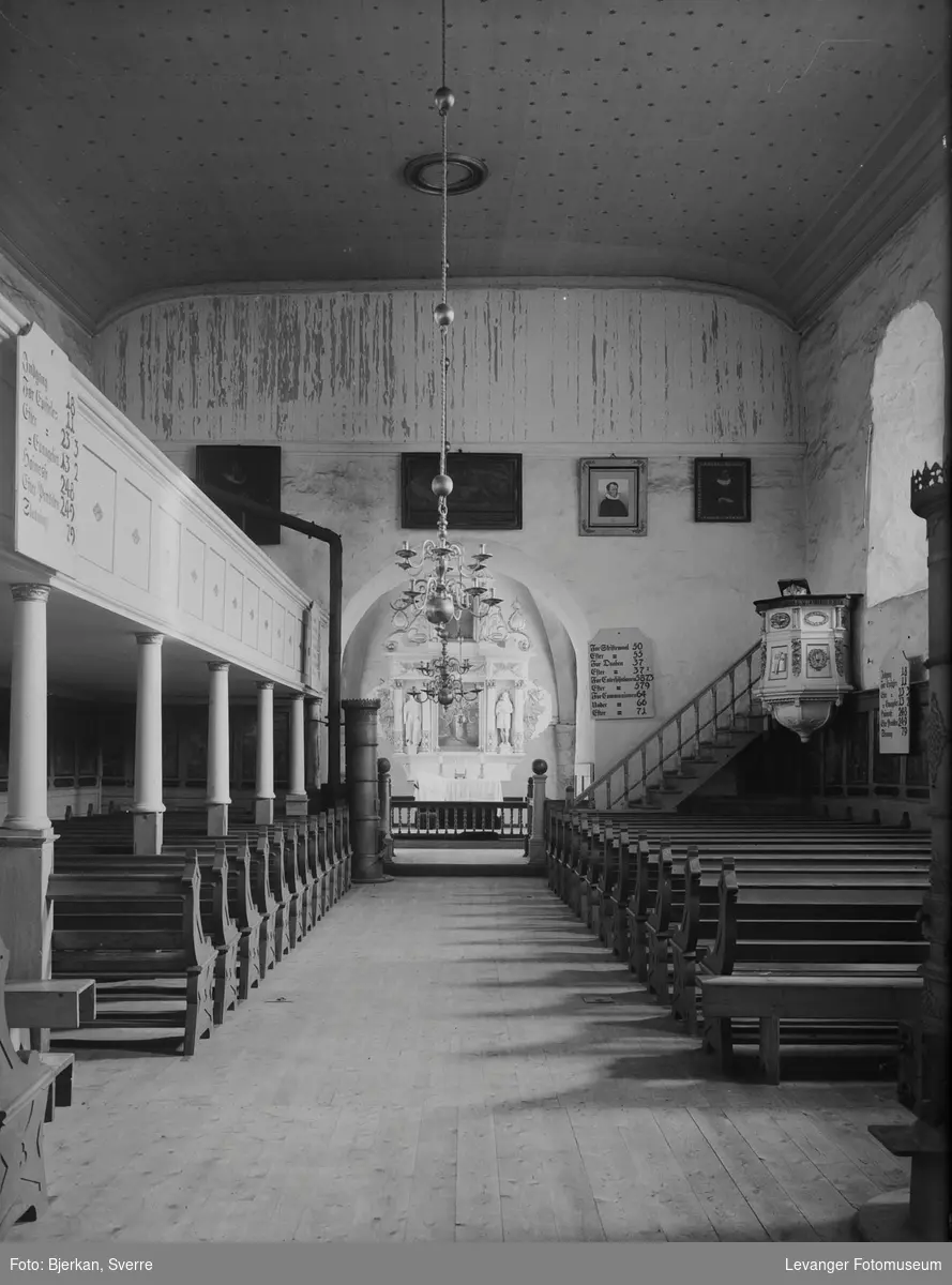 Stiklestad kirke fra kirkerommet, fotografert før 1930.